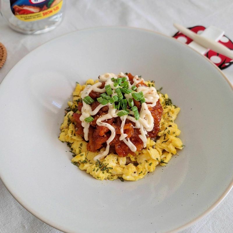 남은 치킨 최고의 활용법은 역시 치밥이죠😆  저는 치킨 시키면 일부는 미리 치밥용으로 빼놓습니다  살짝 기름 두른 팬에 치킨살 먹기 좋은 크기로 잘라 넣고 약불에 타지 않게 볶아주세요 (뚜껑으로 잠시 덮어주셔도 좋아요)  치킨 굽는 동안  달걀 부드럽게 풀어 스크램블에그 만들어주고 완성된 치킨 밥 위에 얹고 마요, 후추 뿌려 올려주면 👍🏻  #집밥레시피 #집밥 #남은치킨활용 #치킨 #치킨마요덮밥 #치밥