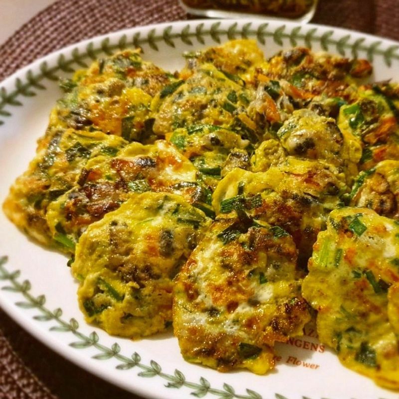 코 끝 시려운 계절이 오면 꼭 먹어줘야 하는 💛 굴전 💛 부드러운 달걀과 신선한 채소들이 어우러진 탱글탱글 굴전에 막걸리 한잔 하고싶은 날입니다🥰 #굴전 #전 #전만들기 #겨울별미 #집밥