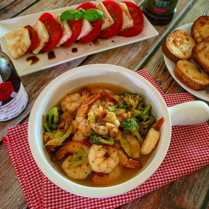 이번 크리스마스 홈파티엔 감바스와 카프레제 어떠세요?🎄🧸🪢  #카프레제 #감바스 #집밥 #홈파티메뉴추천 #홈파티메뉴 #홈파티 #크리스마스메뉴 #크리스마스