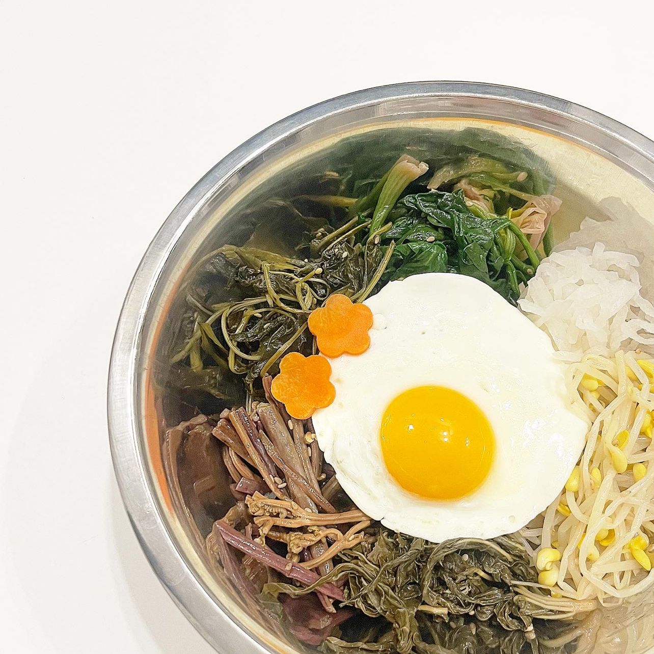 정월대보름 맞이 보름나물 비빔밥 6가지 보름나물 넣어서 맛있게 먹었어요🤍 오늘 보름달 보면서 소원 비세용~🌝  #정월대보름 #비빔밥 #보름나물 #라이프스타일러 #스타일