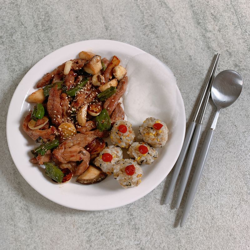 닭목살구이와 주먹밥 뇸뇸 🧚🏻♀️  천궁수라상 쫄깃한닭목살구이 양념간장맛 🍗 집에 있던 버섯 꽈리고추 마늘도 함께 구워서 깨 톡톡 🧑🏻🍳  그리고 밥이랑과 참기름 넣은 동글동글 주먹밥 🍙 상큼한 미니쌈무 도 얌전히 놔두기 ✨  초록 깻잎위에 쌈무 올렸으면 색감이 더 좋았을 듯 🤍💚  후기가 좋아서 시켜봤는데 쫄깃하고 양념도 맛나요👍🏻 양념고추장맛 도 조만간 먹어봐야겠어요 💕    #천궁수라상 #쫄깃한닭목살구이 #닭목살구이 #주먹밥