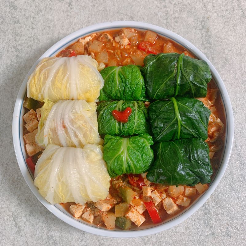 강된장쌈밥을 만들어서 먹었어요   마켓컬리에서 숙쌈&두부쌈장 키트를 처음 구매해봤는데 채소 쌈밥을 간편하게 뚝딱 만들 수 있어서 좋았어요 두부쌈장도 건강하게 맛있더라구요 추천드려요 💕  그리고 가능한 요리 리스트에 강된장이 추가됐어요 🙌🏻 여러곳에서 본 레시피를 합쳐서 만들어봤는데  기대이상으로 맛있어서 다음에 또 해먹으려구요 ❣️  1 다진마늘과 파를 들기름 혹은 참기름에 볶기  2 손질해놓은 감자 애호박 버섯 양파 넣고 볶기 3 집된장 2스푼, 시판된장 1스푼 넣어주기 4 쌀뜨물 넣고 고춧가루 1큰술 넣어서 끓이기 (전 표고버섯 우려낸 물도 같이 넣었어요) 5 두부 고추 넣고 더 끓이기 (여기까지만 해도 맛있어요) 6 설탕 조금, 참치액 조금, 다시다 조금  (이렇게 좀 더 넣으니까 더 맛있었어요 😋)  #쌈밥 #강된장 #숙쌈두부쌈장키트 #마켓컬리 #한식