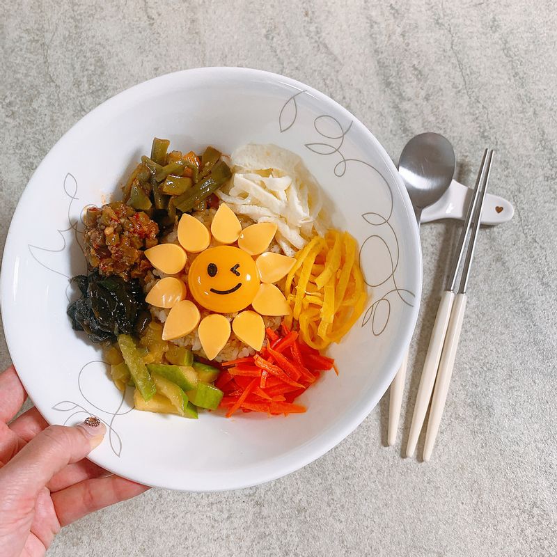 냉털 비빔밥이에요 😍  집에 있던 궁채나물, 돼지고기마늘쫑볶음, 미역나물, 애호박반찬을 꺼내고  계란지단과 당근만 새로 준비했어요   그리고 치즈 꽃잎을 사이에 계란노른자까지 톡✨  이쁘고 맛있는 냉털 비빔밥이였어요   #한식 #비빔밥 #냉털요리 #냉털비빔밥
