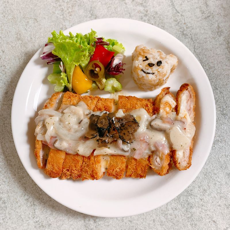 까르보치즈돈까스예요 😍  갓 구운 치즈돈까스에 까르보나라 소스를 올리고 트러플 카파치오도 올려서 같이 먹었어요  사이드메뉴는 샐러드와 곰돌이 주먹밥이였구요 ✨  고급진 돈까스 정식 느낌이였답니다 ❣️  #돈까스 #치즈돈까스 #트러플카파치오 #까르보나라 #홈스토랑 #돈까스정식