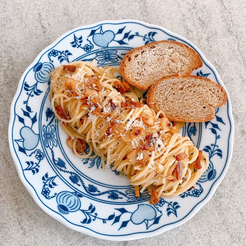 마늘 듬뿍 넣은 알리오올리오 ✨ 요리핀셋으로 돌돌 말아 이쁘게 플레이팅했어요  #알리오올리오 #파스타 #홈브런치