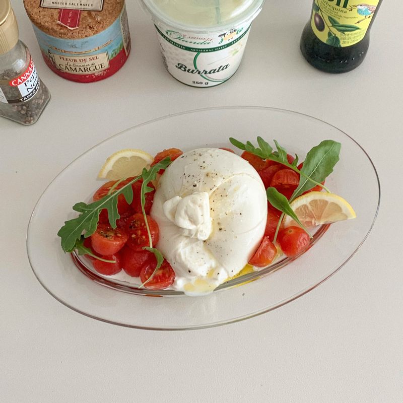 대왕만두 부라타🥟✨ 올리브오일, 소금, 후추 톡톡 뿌려 토마토마리네이드랑 루꼴라 곁들여 춉춉🙊 바질페스토랑 빵에도 얹어먹구요🍞 쫄깃하고 부드러운 부라타의 매력!   #부라타치즈샐러드 #부라타치즈 #샐러드