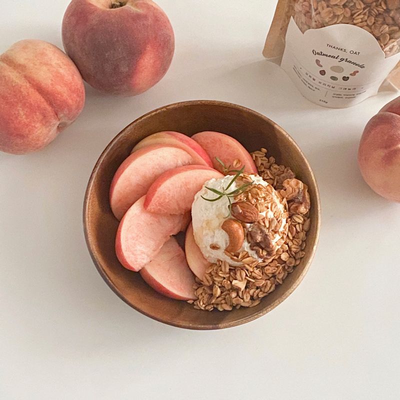색도 너무나 사랑스런 복숭아🍑 복숭아가 있기에 행복한 복숭아의 계절! 그릭요거트랑 그래놀라까지 곁들이면 꿀맛이에오☺️ #복숭아 #복숭아요거트 #그릭요거트 #홈카페