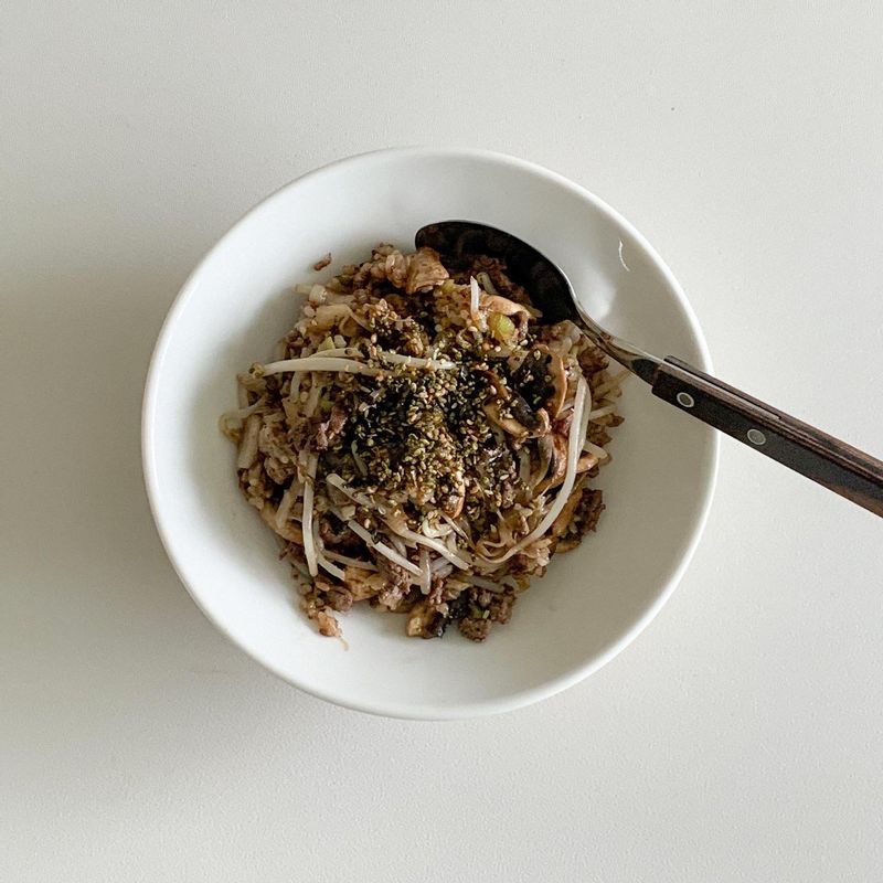 소고기숙주볶음밥🥣💛 소고기랑 버섯이랑 굴소스에 볶볶, 아삭한 숙주에 마무리 후리가케까지 냠😋  #소고기숙주볶음밥 #볶음밥 #숙주볶음