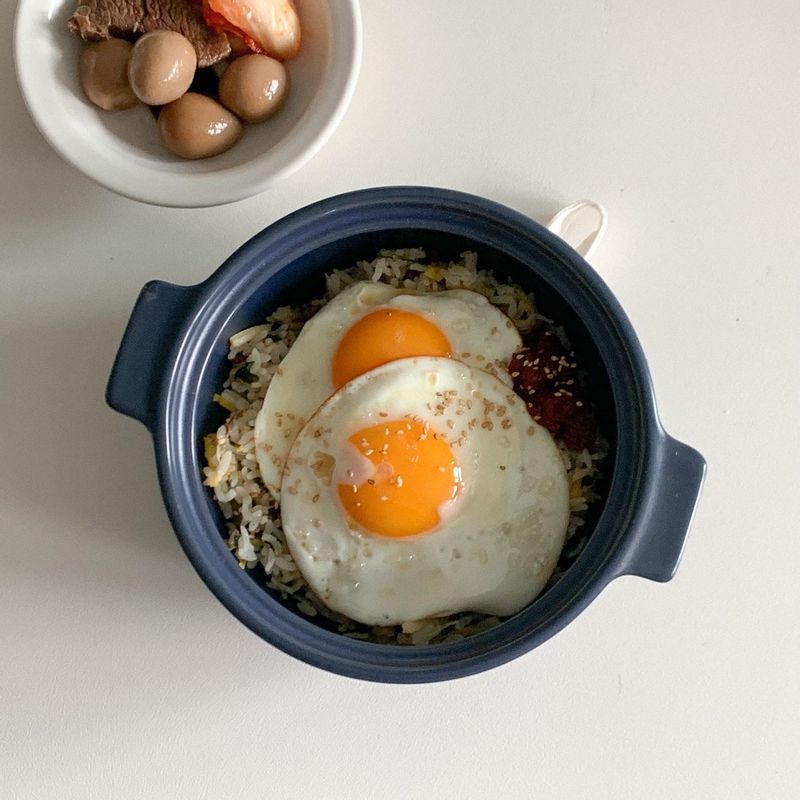 지글지글 뚝배기에 전주비빔밥 그리고 계란후라이 2개✌🏻 돌솥비빔밥 서타일로 뜨겁게! 고추장, 참기름 둘러 비벼먹으면 얼마나 맛있게요😋 #돌솥비빔밥 #비빔밥 #전주비빔밥 #한우물볶음밥
