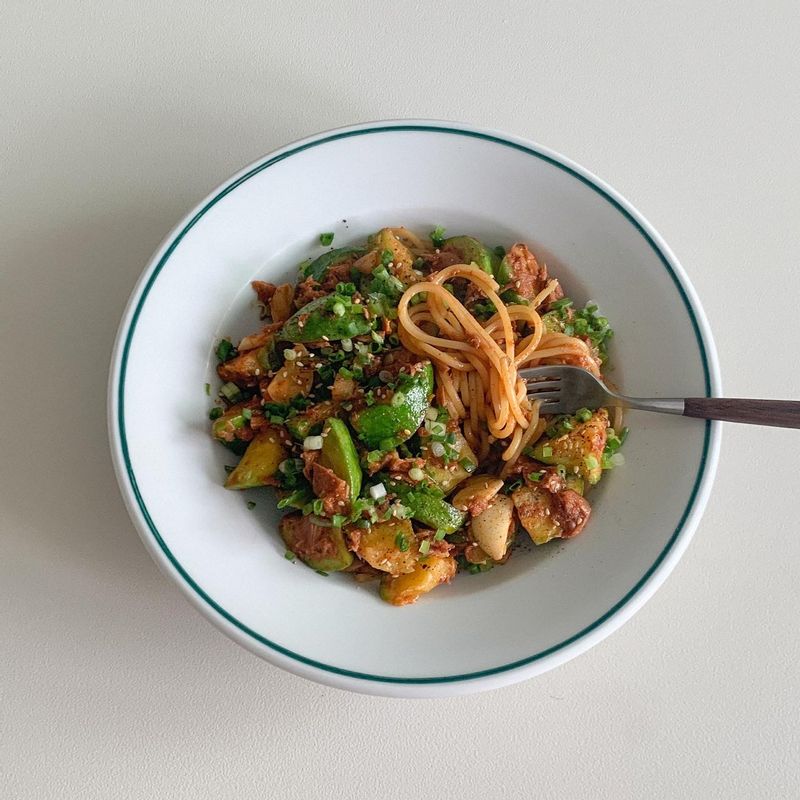 애호박 숭덩숭덩 낭낭히 썰어놓은 애호박 파스타🍝💛  #애호박파스타 #애호박 #파스타 #브런치