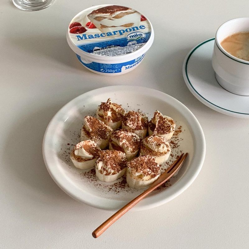 바나나 티라미수(?)🍌🧀✨ 바나나 쫑쫑 썰어 마스카포네 치즈 올리고 카카오파우더 톡톡! 초코시나몬 조합이 생각아서 시나몬도 살짜콩 뿌렸어요. 요거 한입에 진하게 내린 커피 한모금하면 세상맛이쑴🥺  #바나나티라미수 #티라미수 #마스카포네 #홈카페