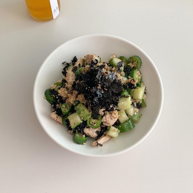 오이고추비빔밥🥣 상콤한 소스에 마무리 들기름 넉넉히 두르면 꼬소하고 난리나는 맛! 벌써 몇번째 해먹었나 몰라요😋  #오이고추비빔밥 #닭가슴살비빔밥 #비빔밥 #생들기름