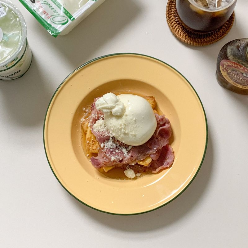웬앤브프토st로 프렌치토스트에 부라타치즈 조합🥞💛 짭쪼롬한 베이컨에 메이플시럽도 콸콸 단짠단짠 거기에 쫄깃크리미한 부라타치즈라니,,,햄볶해오🙊   #프렌치토스트 #부라타치즈 #홈카페 #브런치