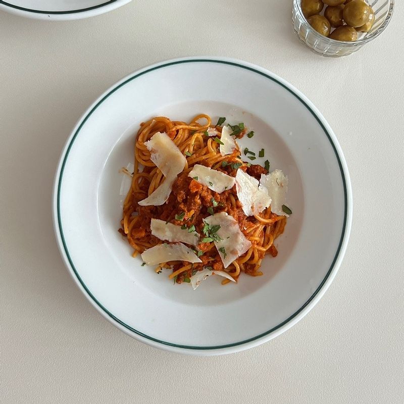 라구파스타에 치즈 슥슥 갈아 올리고 아삭아삭 개복숭아절임과 옴뇸뇸🍝💛 #라구파스타 #파스타 #온더테이블 #브런치 #집밥