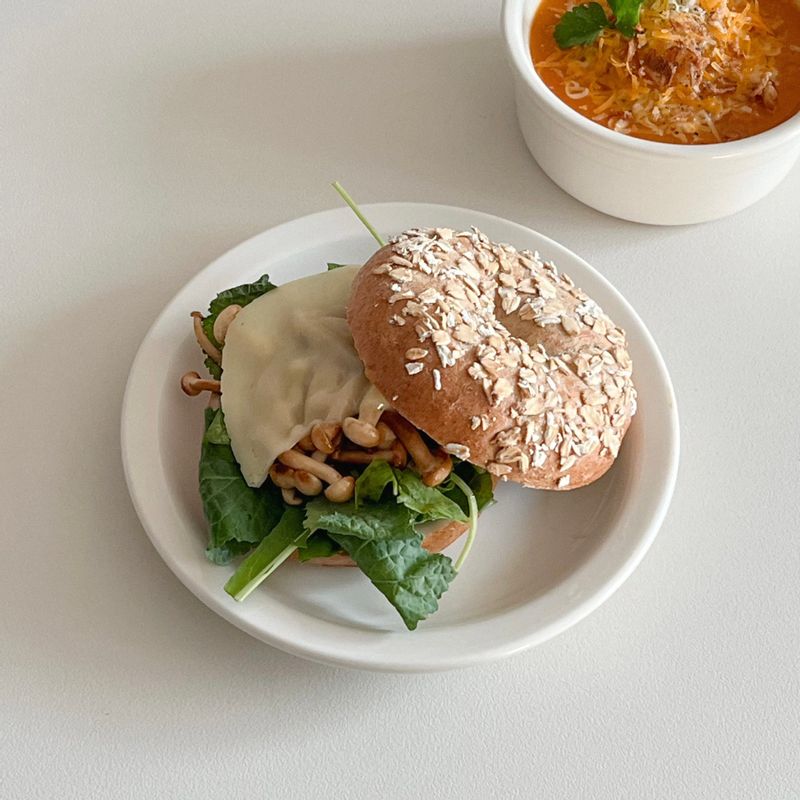 베이글 생드위치에 토마토슾🥯💛 구수-하고 쫄깃한 통밀 오트밀 베이글에 발사믹으로 볶은 버섯샌드위치! 반 갈라서 구우려는데 벌써 구수한 냄새가 킁킁, 넘모 좋은 것😌 #베이글샌드위치 #샌드위치 #홈카페 #브런치