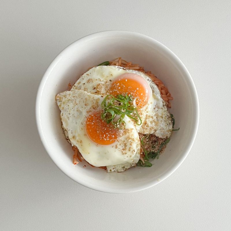 무생채 비빔빱! 이거 모라고 이렇게 맛있는지〰️〰️ 무생채에 계란후라이면 끗 아삭아삭 벌써 또 먹고싶네요🤤 무생채 왕창 넣었는데 계란에 다가려버렸,,,👀 #무생채비빔밥 #무생채 #비빔밥 #계란후라이 #집밥