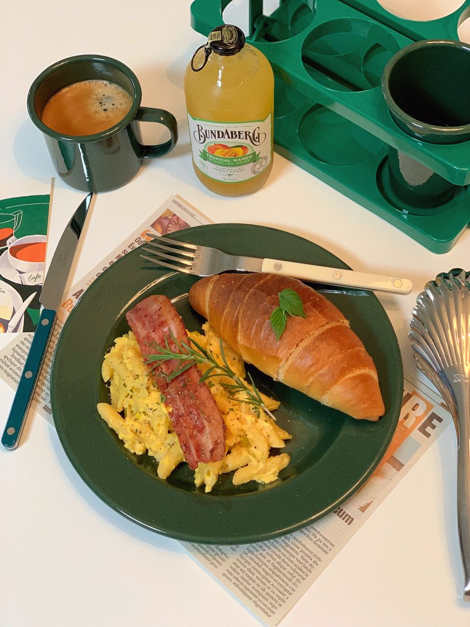 #달걀파스타 맛집🎶 주말에 정말 간단하게 만들어 먹을 수 있는 파스타 레시피 추천드려요✏️  달걀,치즈,대파,파스타면만 있으면 정말  간단하게 만들 수 있는 고소한 달걀파스타➿ 우리의식탁에서 레시피보고 만들었는데요!  사실 만들어보기전엔 이게 무슨맛일까 상상이 안되었지만 들어간 재료에 비해 맛이 너무너무 풍부하고 맛있어서 놀랬다지요🫠  치즈덕분에 꾸덕하면서 부드러운 계란식감이 너무 맛있어요! 아이들도 좋아할것 같은파스타🧀 tip✔️계란풀때 우유 서너 스푼정도 넣었더니 더  부드럽고 고소해요🍼 치킨스톡 대신 참치액젓이나 굴소스로 대신해도👌🏼  마침 이쁜그릇도 선물받아서 바로 플레이팅해보기〰️ 베이컨이랑 맛있는 소금빵 곁들여서 커피랑 먹으니까 여기가 그냥 브런치맛집 🍴  #달걀파스타 #레시피추천 #정보공유 #브런치 #브런치메뉴 #파스타 #계란
