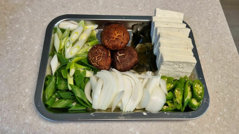 멸치다시마 육수를 우려낸 후 청양고추, 양파, 대파, 표고버섯, 두부 듬뿍 넣었어요~!