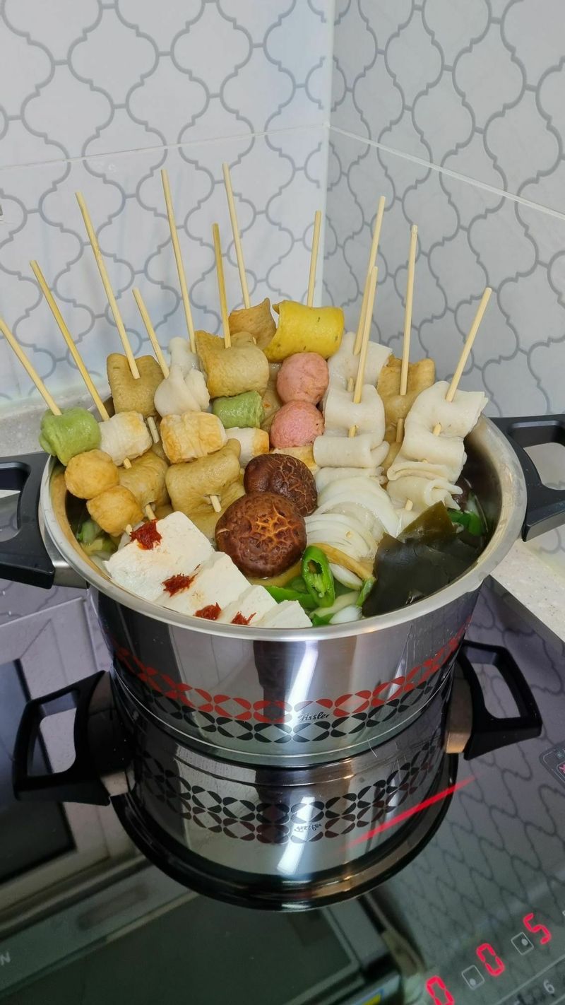 날이 추워져 따뜻한 어묵탕이 떠올라 다양한 종류의 어묵 듬뿍 넣어 만들어 봤습니다 :)  #어묵요리 #겨울간식 #어묵탕 #오뎅탕