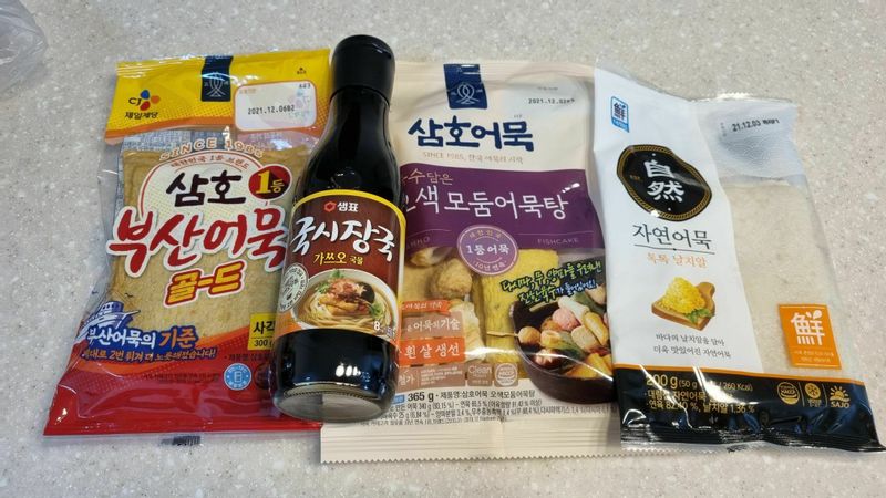 어묵 3봉지 사용했어요~! 육수에 국시장국도  넣어서 가쓰오맛도 나게만들었더니 감칠맛 나고 좋습니다~!