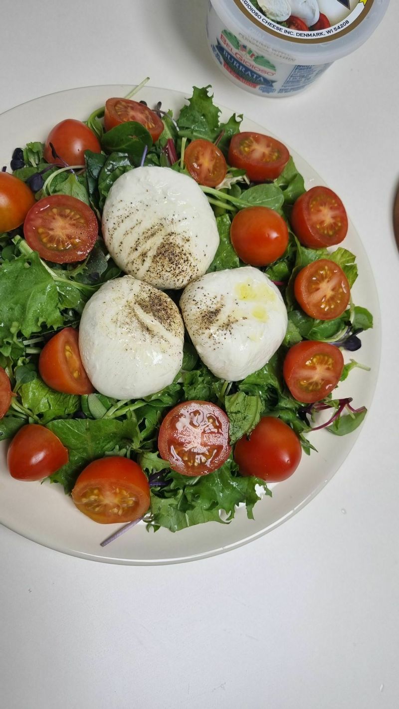 부라타 치즈샐러드 만들어 봤어요 :) 치즈와 방울토마토의 조화는 최고입니다~! #브런치 #홈파티 #홈카페 #샐러드 #부라타치즈 #부라타치즈샐러드