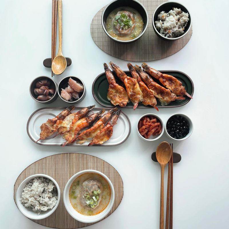 대하의 계절이왔습니다 까아 ♡  구워먹어도 삶아먹어도 너무너무맛있는 대하 오늘은 버터+마늘 발라서 치즈듬뿍 올려 버터구이로 먹었는데요. 가을대하는 역시 꾸우우울맛 입니다🤤  #콩자반 #2인테이블 #2인밥상 #무말랭이무침 #대하 #새우버터구이 #제철요리 #가을음식 #만두국