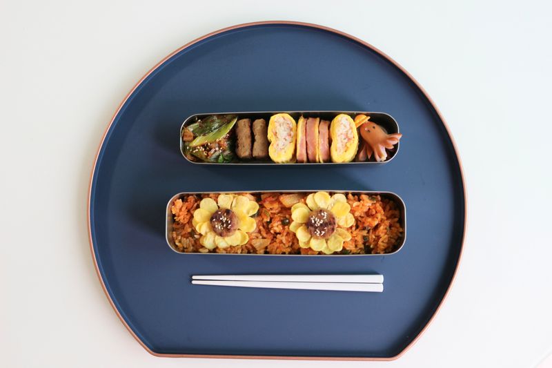 남편위해 정성껏 싸본 도시락😍 도시락엔 왠지 볶음김치+분홍소세지+계란말이 3종세트가 필수로 넣고 싶어요🤤 꽃데코는 계란지단을 모양틀로 찍어 꽃잎을 만들었고 떡갈비를 올려봤어요🤗 #김치볶음밥 #떡갈비 #계란말이 #분홍소세지 #도시락