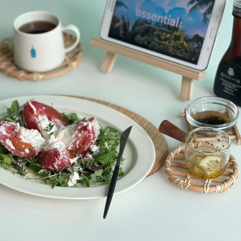 우리의식탁 레시피를 보고 이거다! 하며 신나서 따라만들어본 그릭토마토샐러드에요 조금 응용해서 토마토마리네이드를 만들어서 속에 요거트를  넣었는데요 정말정말 맛있어서 자주만들어 먹을거같아요🤤  #토마토마리네이드 #다이어트식단 #샐러드 #그릭토마토샐러드 #그릭요거트 #홈카페