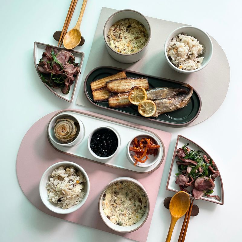 오늘은 해물파 육식파 모두 만족할수있는 2인밥상 ♡  부드러운 달걀찜과 같이 먹으니 더 술술 들어가요🤤  #집밥 #달걀찜 #콩자반 #오징어채