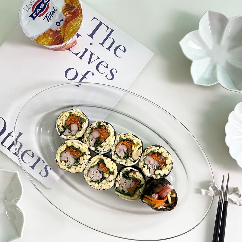 당근라페 넣어서 키토김밥 만들었는데요  너무맛있어서 너무많이 먹었더니 다이어트김밥이라고  우길수가 없었어요 🥲  무자기찬기 처음꺼내봤는데 역시 너무이쁘네요😍   #키토김밥 #다이어트김밥 #당근라페 #당근라페김밥 #김밥 #무자기 #다이어트레시피 #집밥 #다이어트식단