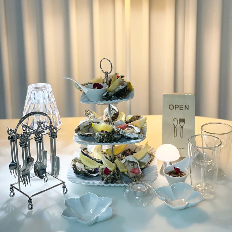 왠지 초장과 함께하면 석화 🦪 미뇨네트와 함께하면 오이스터 라고 불러야할거같아요?😁 미뇨네트소스: 샬롯3T(다진양파), 레몬즙 1T, 설탕1t, 레드와인식초 3T, 소금 , 통후추갈갈 #홈스토랑 #석화 #굴 #홈바 #브런치 #간식 #와인바 #와인안주