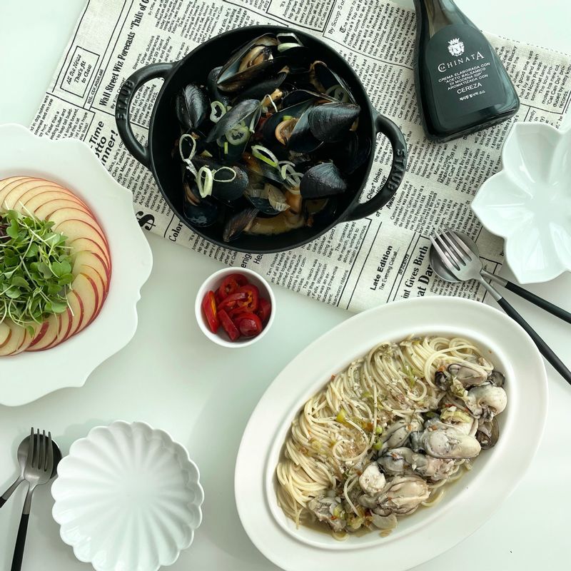 우리의식탁은 맛있는 레시피가 있어서 너무좋아요 인스타그램에서 굴파스타를 올려주셔서 냄큼 따라 만들어봤어요 국물이 끝내줘요 돌아서면 또 먹고싶은 바로 그맛 ♡   #홍합탕 #홍합스튜 #굴파스타 #파스타 #브런치 #와인안주 #샐러드