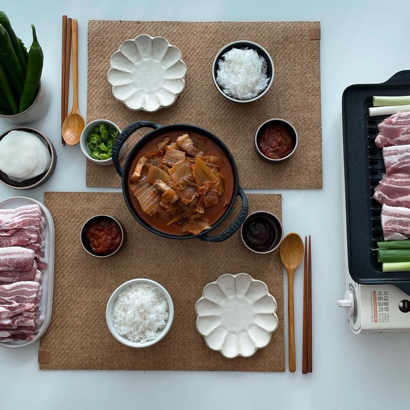 늘 아쉬운마음 가득한 일요일 저녁엔 실용만점 구이바다와 함께 삼겹살 파티로  아쉬운 마음을 위로해봅니다 고기만세 만만세🐷🐷🐷 꿀꿀    #구이바다 #삼겹살 #홈캠핑 #김치찌개 #2인식탁 #2인밥상 #집밥 #신혼밥상