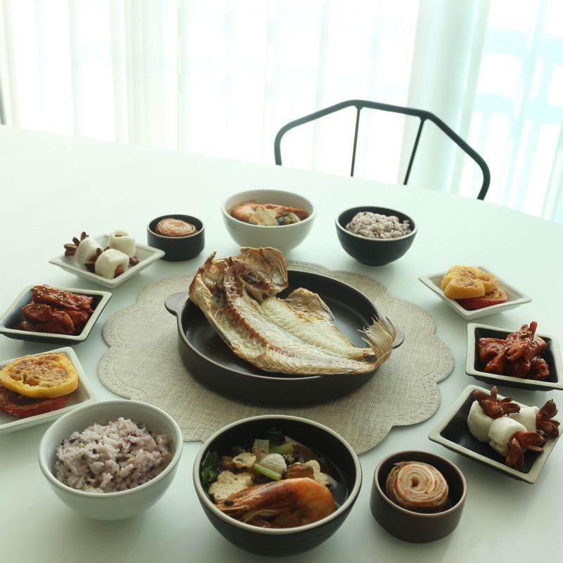 “아 따뜻하다” 라고 말할 수 있어서 겨울이 좋아요 저녁은 따뜻한 된장국과 옥돔구이입니다 #옥돔구이 #된장국 #파프리카전 #소떡소떡 #새댁밥상 #신혼밥상 #2인식탁 #2인밥상 #한식 #홈쿡 #집밥