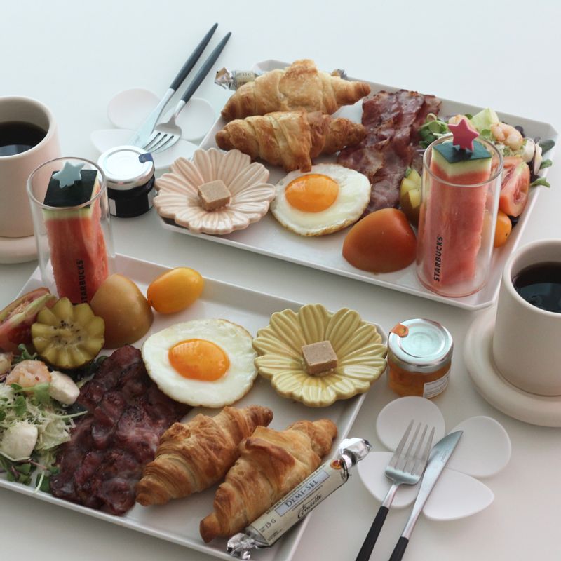 주말아침 비록 집콕이지만  한가득 담아먹으면 호텔조식 부럽지 않아요 ☺️  크로와상생지는 우리의식탁의 이지잇을 항상 애용합니다🤤  #크로와상 #홈브런치 #브런치메뉴 #원플레이트 #커피 #홈카페 #베이컨 #샐러드