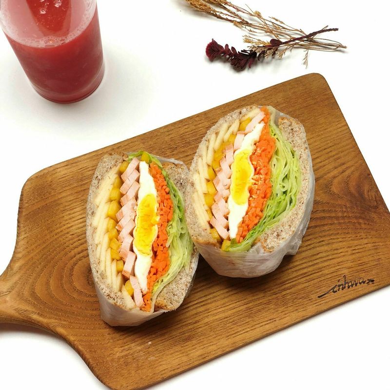 바쁜 시대에 살고 있는 요즘,  간편하게 먹을 수 있는 뚠뚜니 샌드위치를 만들어 봤어요.  호밀빵식빵에 다양한 야채와 닭가슴살을 이용하여 칼로리 부담도 없고 포만감은 높아  다이어트를 하시는 분들에게도 너무 좋아요.  #닭가슴살샌드위치 #샌드위치 #다이어트음식 #계란샌드위치