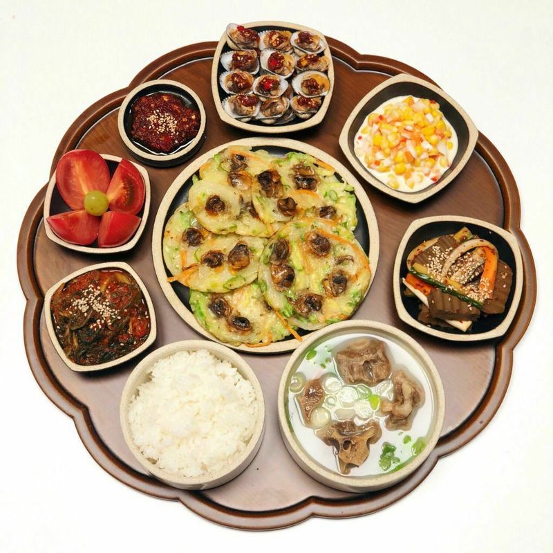 요즘 비가 많이 오는 가을 장마철이라고해요. 비오면 가장 먼저 생각나는 음식이 전 요리인데요, 기본적으로 김치전,부추전,파전도 좋아하지만 별미로 꼬막을 넣어 전을 만들어 먹어봤는데 비오는 날 너무 잘 어울리는 요리였어요. #도토리묵무침 #꼬막무침 #호박전 #모듬전 #꼬막전 #봄음식