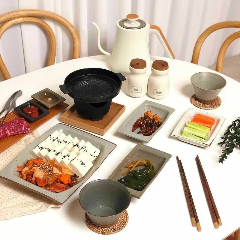 쌀쌀한 가을이 오고 있어요, 밤만 되면 떠오르는 야식 이번에는 든든하게 두부김치와 살치살을 준비해 봤어요💛 미니화로에 하나씩 구워 한 잔씩🥂 #두부김치 #야식 #미니화로 #소고기