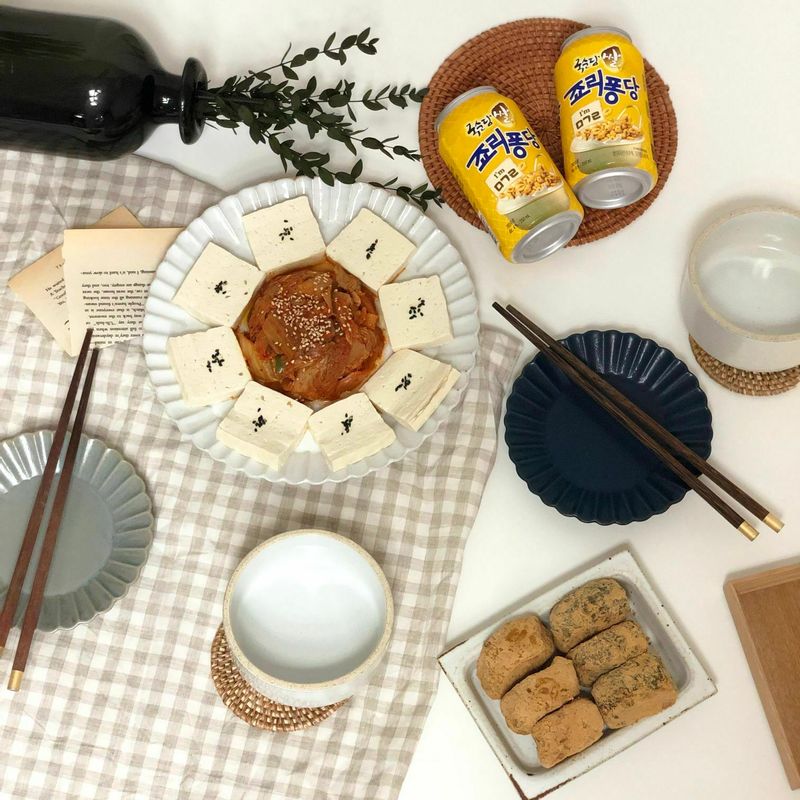 아이를 재우고 나면 뭐든 생각 나는 밤이에요, 간단하게 두부김치를 해서 조금 느리지만 이제서야 먹어보는 죠리퐁당과 함께🥂 맛있는 후식 못난이 떡까지 함께 #두부김치 #야식 #죠리퐁당 #막걸리안주 #못난이떡