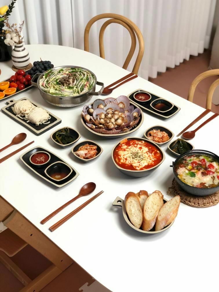 부부커플과 술 마시기를 좋아하는 저희 부부, 어느 날 친구네 부부를 초대해서 맛있는 음식을 먹으며 좋은 시간을 보냈어요 #감바스 #국물떡볶이 #가리비찜 #밀푀유나베 #가족식사