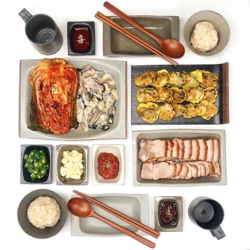 날씨가 추운건 싫지만 맛있는게 너무 많아 좋아요 쌀쌀해지니, 굴사서 굴전과 수육해서 먹었어요 #김치 #생굴 #굴보쌈 #수육 #굴전