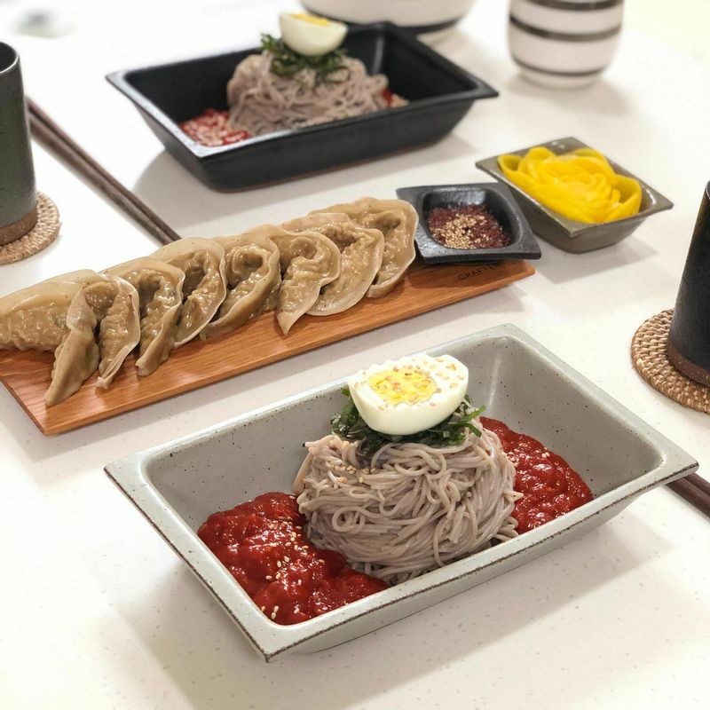 매운 비빔면과 갈비만두랑 같이 먹었어요. 단짠단짠은 너무 조합이 👍 좋은 하루 보내세요^^  #저녁 #만두 #갈비만두 #비빔냉면 #불냉면