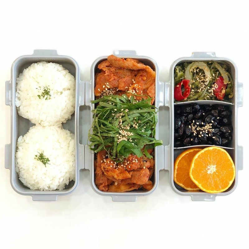 매일 아침 도시락을 만들어 신랑 손에 쥐어주면  그 만큼의 행복이 없어요, 오늘은 남편이 가장 좋아하는 메뉴의 도시락이라 더 뿌듯하네요😊  #남편도시락 #미역줄기 #콩자반 #제육볶음