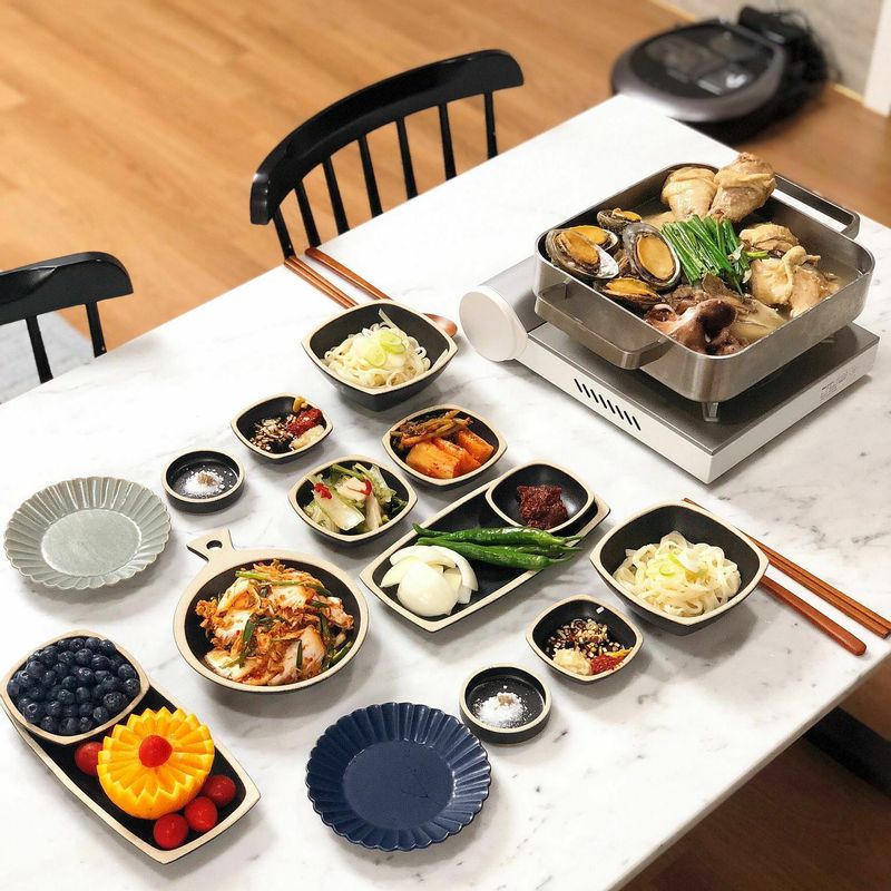 요즘 많이 피곤해하는 남편을 위해  전복 가득 넣어 해신탕을 해서 먹었어요  너무너무 좋아하는 남편보니 저도 기분이 좋네요💛  #몸보신 #배추겉절이 #전복삼계탕 #해신탕 #전복