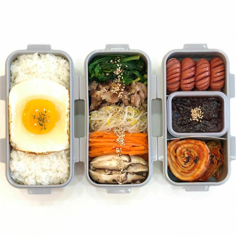 점심으로 든든하게 먹으라고 비빔밥을 보내봤어요  맛있게 먹으니 너무 기분이 좋네요,😄  #남편도시락 #도시락 #불고기비빔밥 #김치 #비빔밥