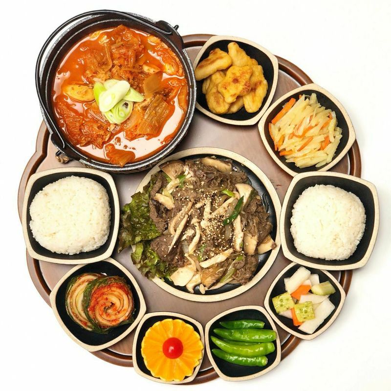 맛있는 불고기 밀키트에 버섯만 넣어 김치찌개랑 함께 먹으니 밥 두공기는 거뜬하네요💛  #집밥 #저녁밥상 #김치찌개 #귀빈정불고기 #불고기