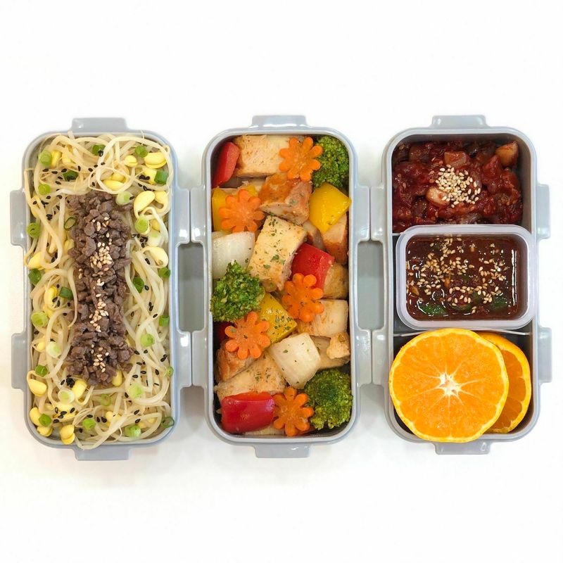 아이와 함께 먹을 수 있는 메뉴를 찾다가  콩나물밥을 해서 도시락으로 보내고  저도 먹고 아이도 줬는데, 아이는 먹지를 않아  저희 가족이 다 먹었네요🙃  #과일 #닭가슴살야채볶음 #콩나물밥 #도시락 #남편도시락