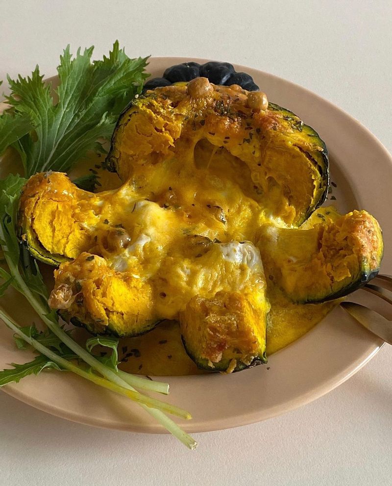 고소한 미니밤호박으로 단호박 에그슬럿 만들었어요:) 계란, 치즈, 병아리콩 조합💛 맛있는데 포만감도 좋아서 다이어트 요리로 추천해요! #단호박 #단호박찜 #단호박에그슬럿 #밤호박 #다이어트레시피