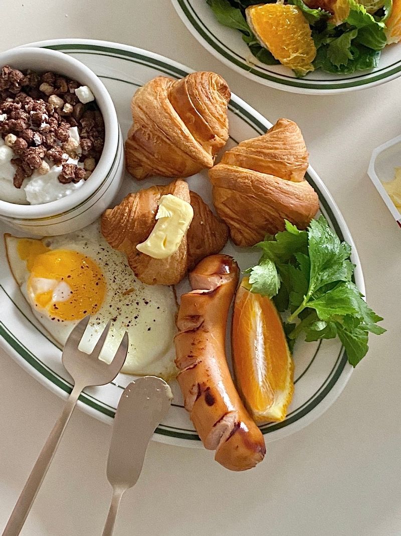 귀여운 미니 크로와상 생지 에프에 굽굽🥐 그릭요거트&그래놀라 조합과 알록달록한 브런치플레이트🍳🥣🍊  #브런치 #홈브런치 #온더테이블 #크로와상 #그릭요거트 #그래놀라 #요거트