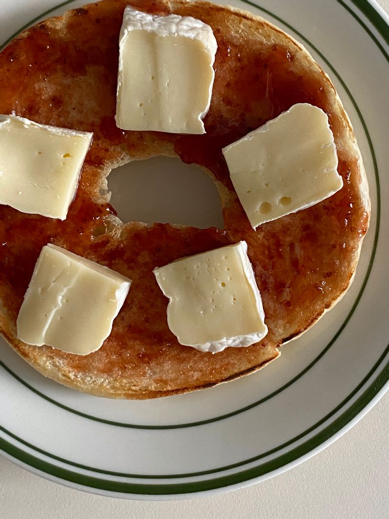 베이글에 딸기잼 쓱쓱- 브리치즈랑 환상의 조합🍓🧀🥯 초간단 레시피니 꼭 만들어보세요!  #샌드위치 #브런치 #홈브런치 #빵 #비이글샌드위치 #브리치즈 #치즈